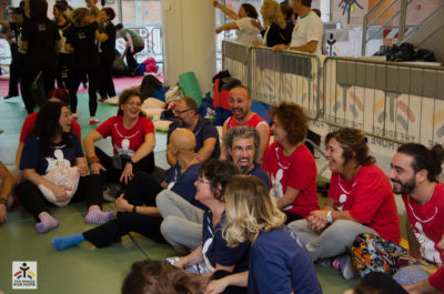 Alcuni dei challenger sul ring della risata per l'evento organizzato da The Bridge for Hope Onlus