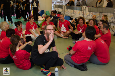 Alcuni dei challenger, tra cui RIchard Romagnoli. sul ring della risata per l'evento organizzato da The Bridge for Hope Onlus