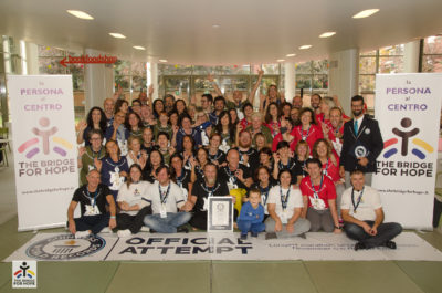 Il gruppo dei challenger che con Richard Romagnoli hanno raggiunto il Guinness World Records: 24 ore e 13 minuti di risate per la vita